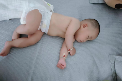 范县宝宝睡觉爱翻身