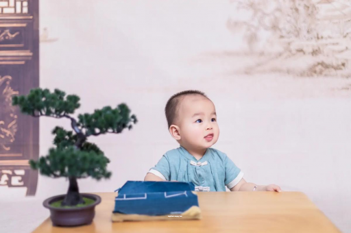范县怀孕肚子中间凹两边凸